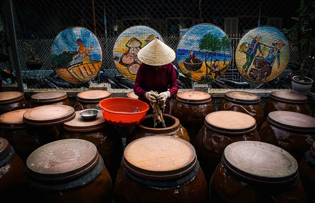 Nghệ nh&acirc;n l&agrave;ng nghề nước mắm Nam &Ocirc; đang ủ chượp mắm thủ c&ocirc;ng