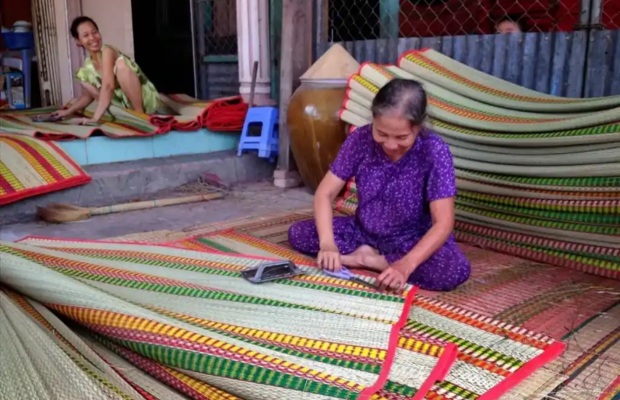 Nghệ nh&acirc;n tại l&agrave;ng nghề truyền thống ở Đ&agrave; Nẵng đang l&agrave;m việc.