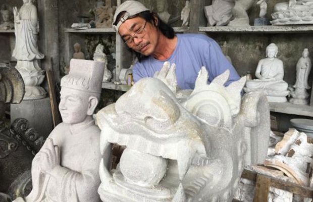 Nghệ nh&acirc;n l&agrave;ng đ&aacute; Non Nước Đ&agrave; Nẵng đi&ecirc;u khắc tượng tỉ mỉ.