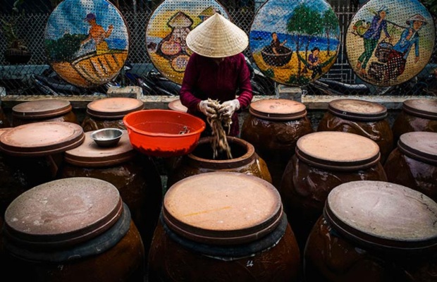 Những vại nước mắm Nam &Ocirc; được ủ thủ c&ocirc;ng truyền thống