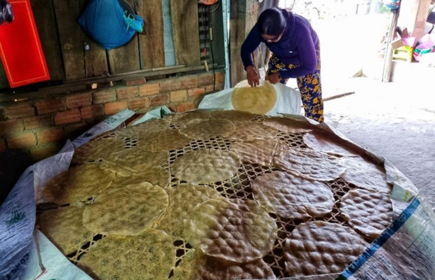 C&ocirc;ng đoạn sấy b&aacute;nh tr&aacute;ng tr&ecirc;n l&ograve; củi tại l&agrave;ng T&uacute;y Loan