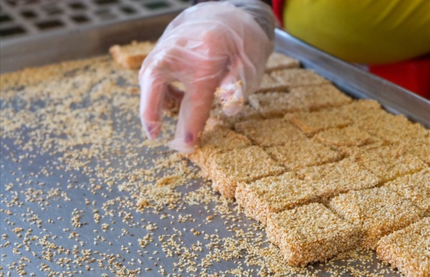 Cận cảnh lớp m&egrave; v&agrave;ng bao quanh b&aacute;nh kh&ocirc; m&egrave; Cẩm Lệ