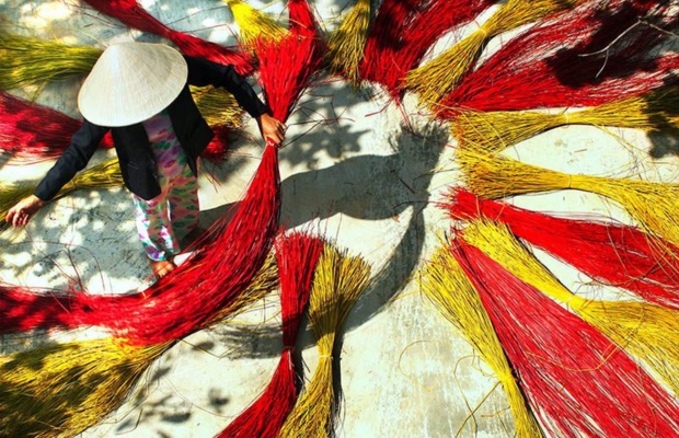 Những sợi l&aacute;c rực rỡ m&agrave;u sắc chuẩn bị cho c&ocirc;ng đoạn dệt chiếu Cẩm N&ecirc;