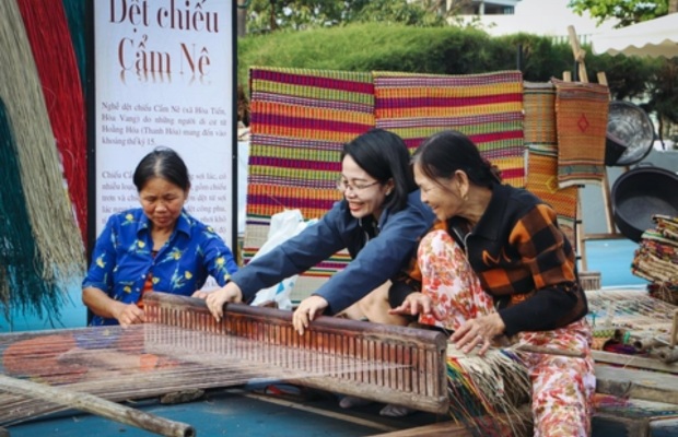 Du kh&aacute;ch quan s&aacute;t nghệ nh&acirc;n l&agrave;m việc tại l&agrave;ng nghề Đ&agrave; Nẵng