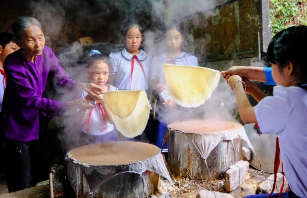 Kh&aacute;ch du lịch trải nghiệm l&agrave;m b&aacute;nh tr&aacute;ng thủ c&ocirc;ng tại Đ&agrave; Nẵng