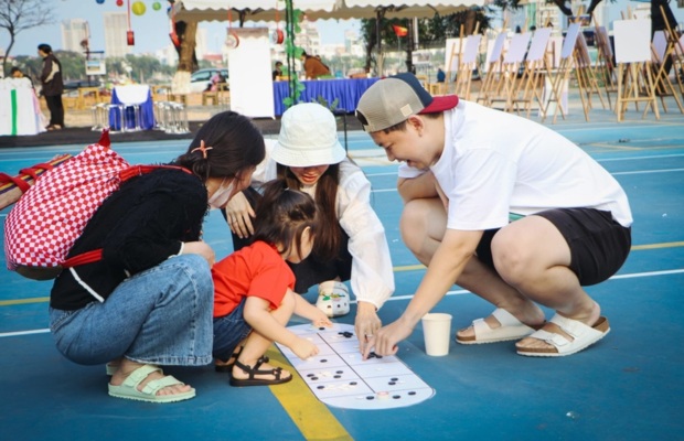 Kh&aacute;ch du lịch rạng rỡ trải nghiệm tại l&agrave;ng nghề Đ&agrave; Nẵng