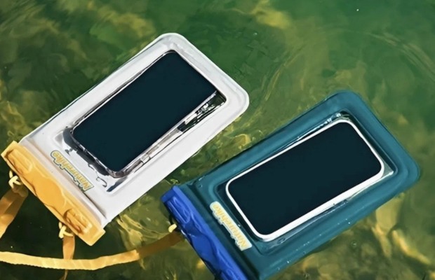 Du kh&aacute;ch sử dụng t&uacute;i chống nước cho điện thoại tại lễ hội b&ugrave;n