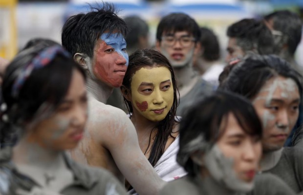 du kh&aacute;ch được c&aacute;c nghệ nh&acirc;n họa mặt bằng b&ugrave;n m&agrave;u sắc tại lễ hội Boryeong