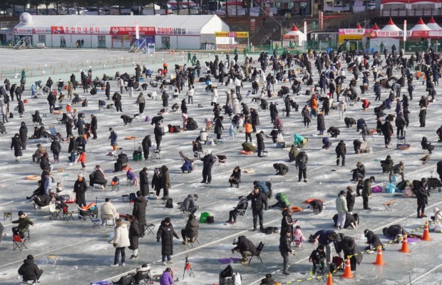 Du kh&aacute;ch trải nghiệm c&acirc;u c&aacute; hồi Sancheoneo qua lỗ băng tại Hwacheon