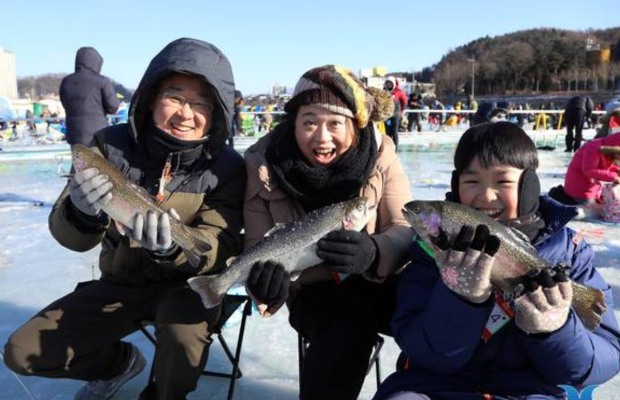 Hoạt động bắt c&aacute; hồi bằng tay kh&ocirc;ng đầy n&aacute;o nhiệt tại lễ hội Sancheoneo Hwacheon