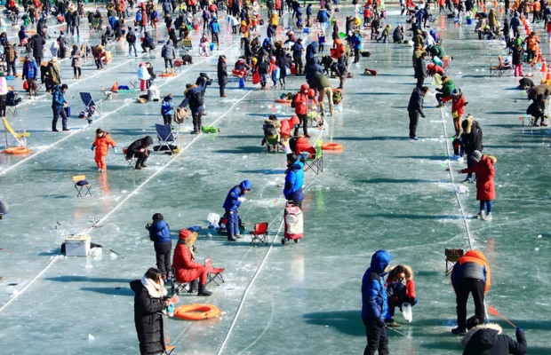 Gia đ&igrave;nh c&ugrave;ng trải nghiệm lễ hội c&acirc;u c&aacute; hồi tr&ecirc;n băng Sancheoneo Hwacheon