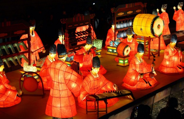 To&agrave;n cảnh lễ hội đ&egrave;n lồng Seoul rực rỡ dọc theo d&ograve;ng suối Cheonggyecheon