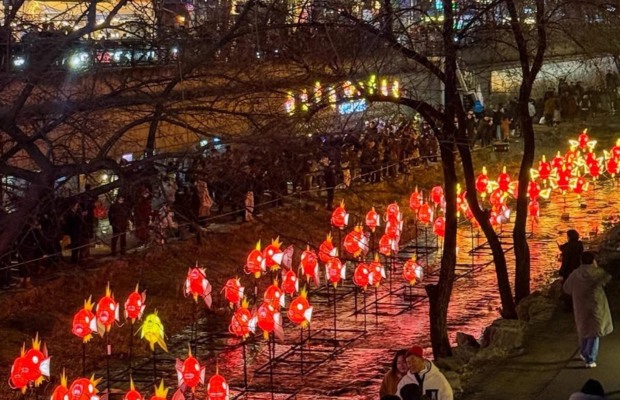 Du kh&aacute;ch đi dạo dọc hai b&ecirc;n bờ suối Cheonggyecheon ngắm nh&igrave;n đ&egrave;n lồng