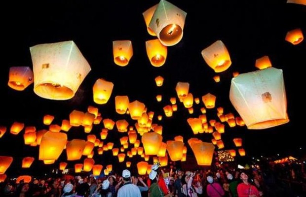 Du kh&aacute;ch trải nghiệm thả đ&egrave;n giấy ước nguyện tr&ecirc;n d&ograve;ng suối tại Seoul