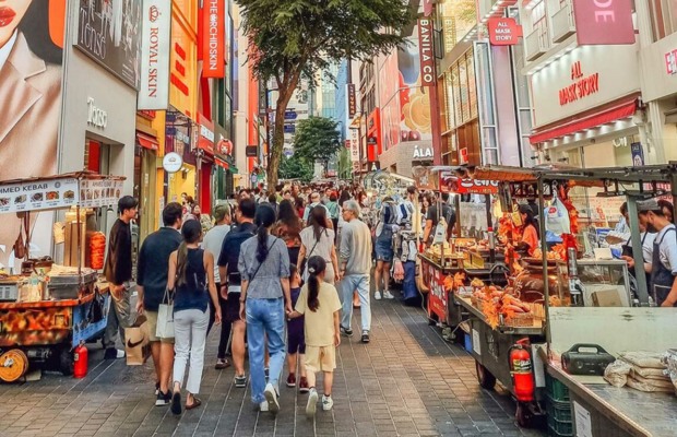 C&aacute;c gian h&agrave;ng ẩm thực đường phố H&agrave;n Quốc nhộn nhịp tại khu vực lễ hội