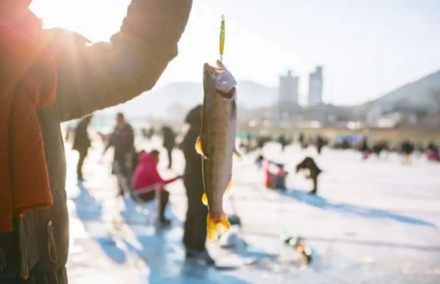 Du kh&aacute;ch tập trung tr&ecirc;n mặt s&ocirc;ng băng để tham gia trải nghiệm c&acirc;u c&aacute; hồi