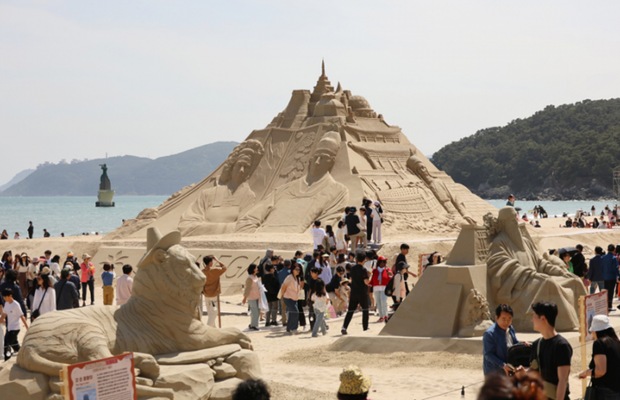 C&aacute;c t&aacute;c phẩm nghệ thuật bằng c&aacute;t khổng lồ b&ecirc;n bờ biển Busan