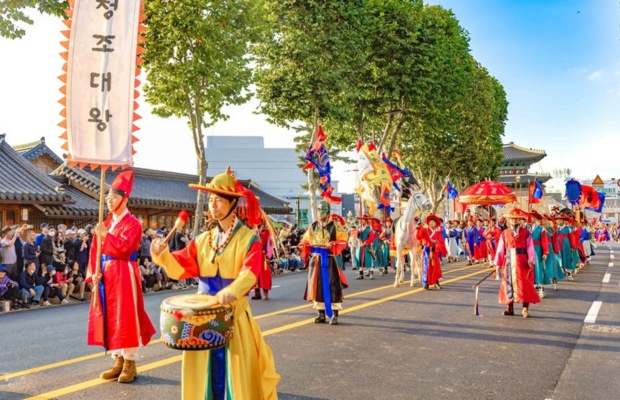 Đo&agrave;n diễu h&agrave;nh qu&acirc;n đội triều đại Joseon tại ph&aacute;o đ&agrave;i Hwaseong