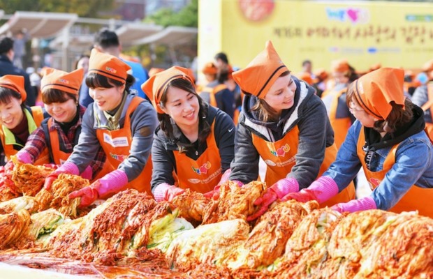 To&agrave;n cảnh kh&ocirc;ng gian lễ hội Kim chi Gwangju H&agrave;n Quốc s&ocirc;i động.
