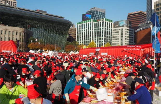  Lối v&agrave;o C&ocirc;ng vi&ecirc;n Kim chi Gwangju rực rỡ sắc m&agrave;u lễ hội