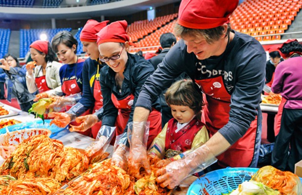 Du kh&aacute;ch tự tay muối kim chi c&ugrave;ng nghệ nh&acirc;n tại lễ hội