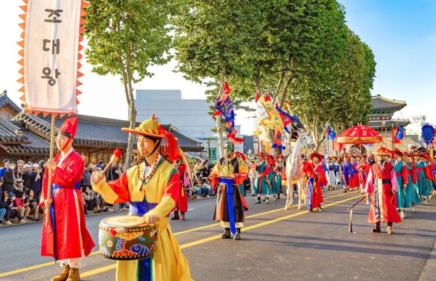 Đo&agrave;n diễu h&agrave;nh ho&agrave;ng gia t&aacute;i hiện lịch sử tại lễ hội văn h&oacute;a Hwaseong Suwon