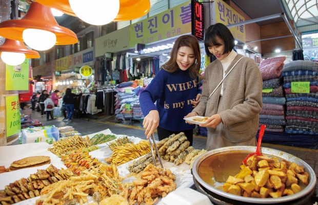 Phố g&agrave; r&aacute;n Suwon Tongdak nhộn nhịp du kh&aacute;ch