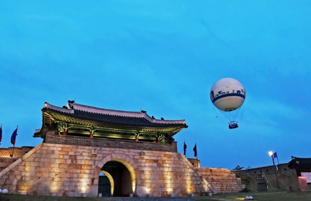 Ngắm nh&igrave;n ph&aacute;o đ&agrave;i Hwaseong từ khinh kh&iacute; cầu Fly Suwon
