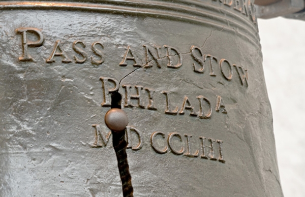 "Pass and Stow" khắc tr&ecirc;n Liberty Bell