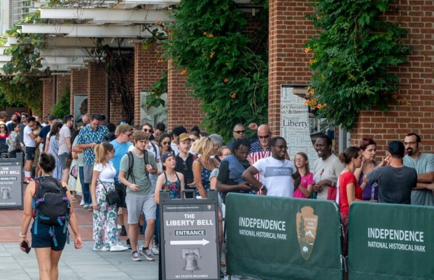 Du kh&aacute;ch xếp h&agrave;ng xem Liberty Bell