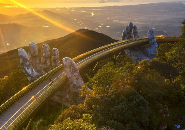 Cầu V&agrave;ng B&agrave; N&agrave; Hills Đ&agrave; Nẵng