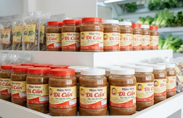 Mắm n&ecirc;m d&igrave; Cẩn Đ&agrave; Nẵng nguy&ecirc;n chất đ&oacute;ng chai