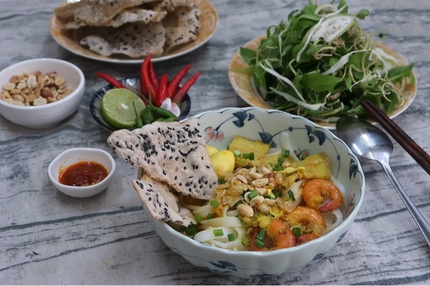 M&igrave; Quảng b&aacute;nh tr&aacute;ng cuốn thịt heo Đ&agrave; Nẵng kết hợp h&agrave;i h&ograve;a giữa hai đặc sản nổi tiếng.