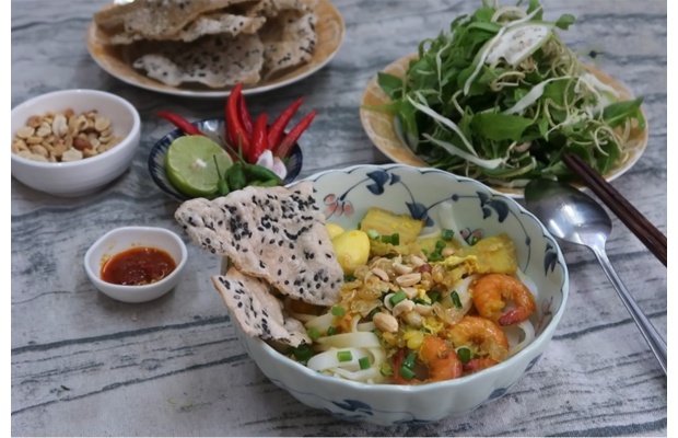 M&igrave; quảng Hương Qu&ecirc; Đ&agrave; Nẵng chuẩn vị g&agrave; ta miền Trung