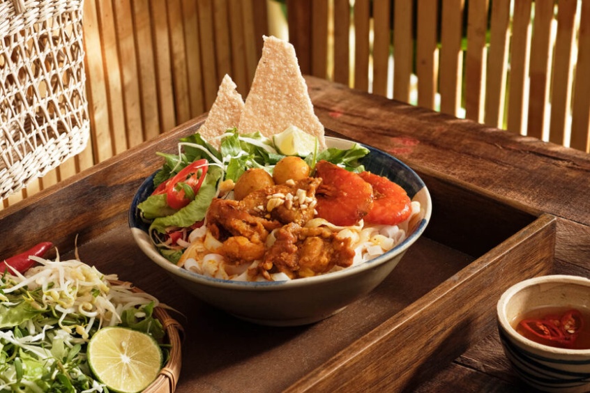 T&ocirc; m&igrave; Quảng 2 t&ocirc; Đ&agrave; Nẵng đầy đặn, t&aacute;ch ri&ecirc;ng nước d&ugrave;ng v&agrave; topping tạo trải nghiệm th&uacute; vị.