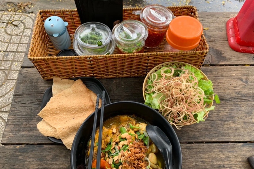 Qu&aacute;n m&igrave; Quảng được nhiều người địa phương y&ecirc;u th&iacute;ch