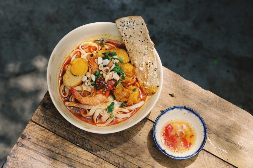 &ocirc; m&igrave; Quảng Đ&agrave; Nẵng hấp dẫn với sợi m&igrave; v&agrave;ng, t&ocirc;m thịt đầy đặn v&agrave; rau sống tươi xanh.