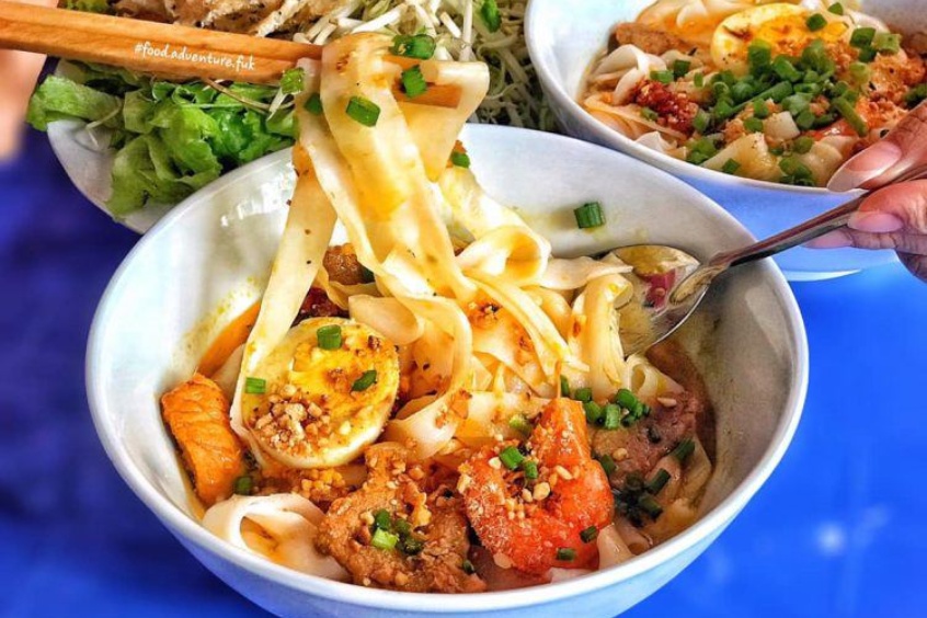 T&ocirc; m&igrave; Quảng B&agrave; Mua Đ&agrave; Nẵng với topping đa dạng, m&agrave;u sắc bắt mắt v&agrave; hương thơm l&ocirc;i cuốn.