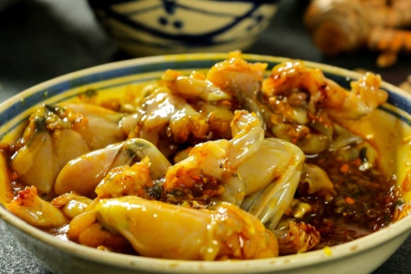 M&igrave; Quảng ếch Đ&agrave; Nẵng độc đ&aacute;o với thịt ếch rim đậm vị, hấp dẫn thực kh&aacute;ch.