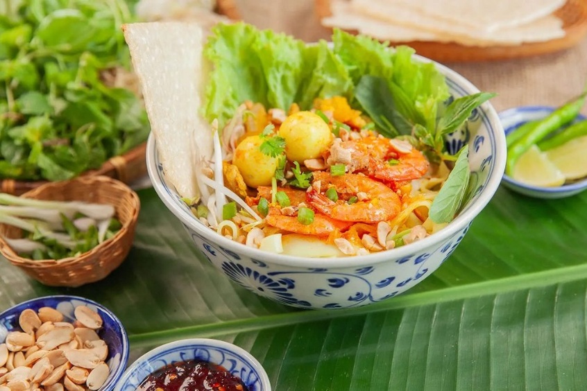 M&igrave; Quảng Ph&uacute; Chi&ecirc;m Đ&agrave; Nẵng mang phong c&aacute;ch truyền thống với sợi m&igrave; thủ c&ocirc;ng v&agrave; nước d&ugrave;ng thanh nhẹ.