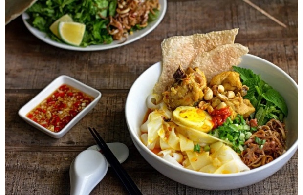 M&igrave; quảng Trang Đ&agrave; Nẵng tr&igrave;nh b&agrave;y độc đ&aacute;o tr&ecirc;n mẹt tre