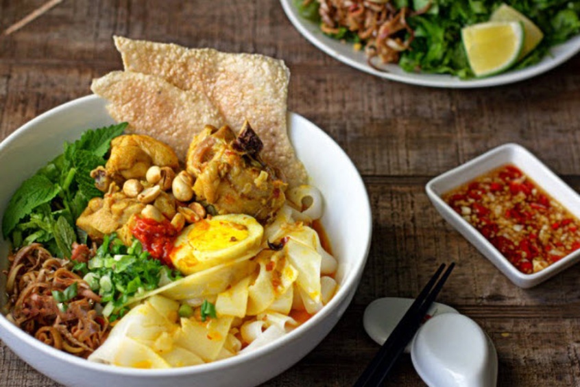 Mẹt m&igrave; quảng ếch Bếp Trang Đ&agrave; Nẵng được tr&igrave;nh b&agrave;y đẹp mắt tr&ecirc;n mẹt tre l&aacute; chuối.