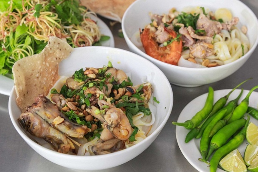 Sợi m&igrave; được l&agrave;m thủ c&ocirc;ng tại qu&aacute;n m&igrave; quảng ếch ngon Đ&agrave; Nẵng thương hiệu B&agrave; Vị