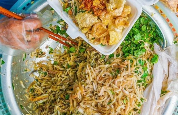 M&iacute;t trộn Đ&agrave; Nẵng đầy đủ topping da heo v&agrave; b&aacute;nh tr&aacute;ng