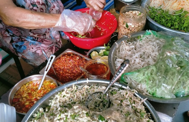 M&oacute;n m&iacute;t trộn B&agrave; Gi&agrave; Đ&agrave; Nẵng với gan rim b&eacute;o b&ugrave;i

