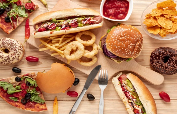 Những m&oacute;n ăn nổi tiếng của Mỹ tr&ecirc;n b&agrave;n tiệc