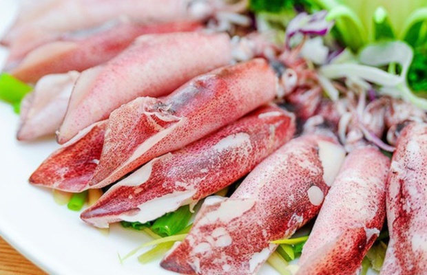 Mực ngon c&oacute; m&agrave;u hồng nhạt tự nhi&ecirc;n