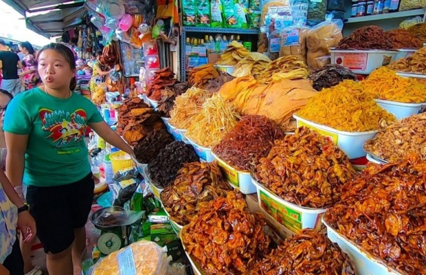 Du kh&aacute;ch thử mực trước khi mua