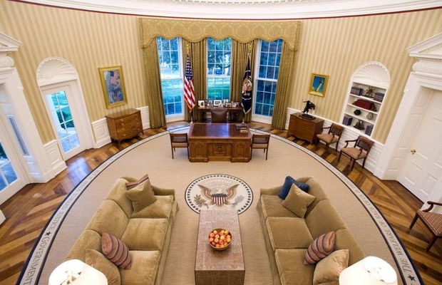 n&eacute;t chạm khắc tinh xảo b&ecirc;n trong dinh thự quyền lực