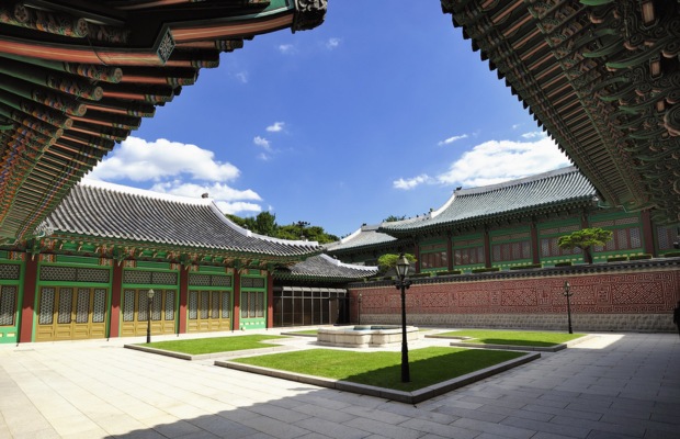 Sự kết hợp h&agrave;i h&ograve;a giữa kiến tr&uacute;c gỗ truyền thống v&agrave; kh&ocirc;ng gian xanh tại Cheong Wa Dae